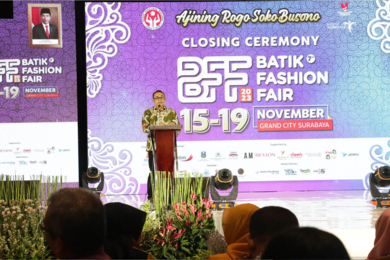 Kadis Perindag Jatim / Ketua Harian Dekranasda Prov. Jatim, Bapak Iwan menutup secara resmi acara pameran Batik Fashion Fair 2023 di Grand City Convention Dan Exhibition Surabaya. (19/11)