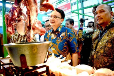 Kadisperindag Jatim Mewakili Ibu Gubernur Dampingi Wamendag Sidak ke Pasar Oro-Oro Dowo Malang