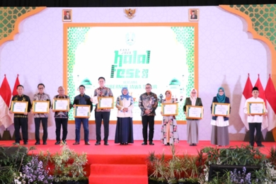 Gubernur Jatim didampingi Kadis Perindag Jatim, Bapak Iwan Membuka East Java Halal Industry Fest (EJHIF) Tahun 2023 di Dyandra Convex Surabaya