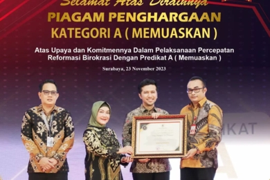 Dinas Perindustrian dan Perdagangan Provinsi Jawa Timur meraih predikat A (Memuaskan) pada agenda Penganugerahan atas upaya dan komitmennya dalam pelaksanaan percepatan reformasi birokrasi di Surabaya, (23/11).