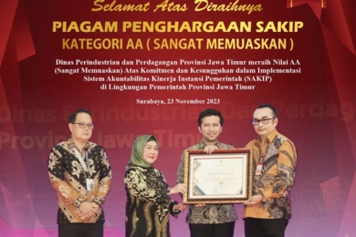 Dinas Perindustrian dan Perdagangan Provinsi Jawa Timur meraih predikat AA (Sangat Memuaskan) pada agenda Penganugerahan atas komitmen dan kesungguhan dalam Implementasi Sistem Akuntabilitas Kinerja Instansi Pemerintah (SAKIP) di Surabaya, (23/11).
